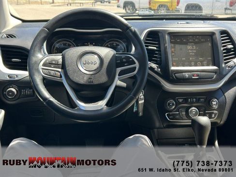 Used 2017 Jeep Cherokee Latitude w/ Safety/Convenience Group FWD image 12