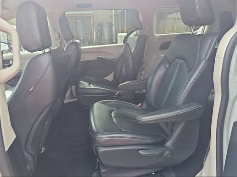 Used 2023 Chrysler Pacifica Touring-L FWD image 7