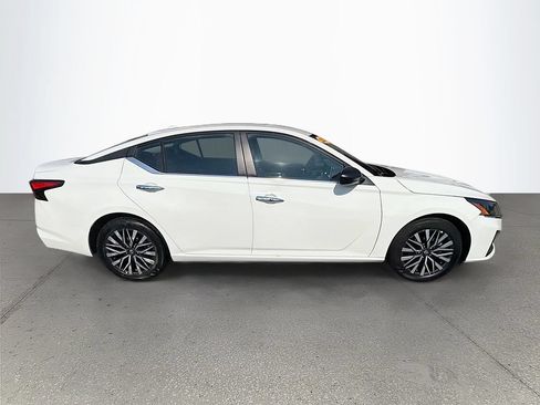 Used 2025 Nissan Altima 2.5 SV FWD image 3