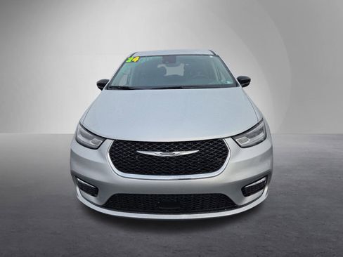 Used 2024 Chrysler Pacifica Touring-L image 9