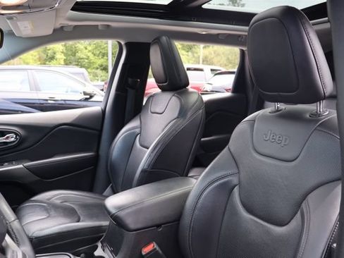 Used 2019 Jeep Cherokee Limited w/ Luxury Group AWD/4WD image 12