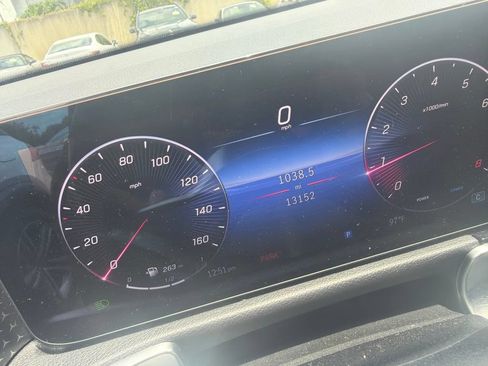 Used 2025 Mercedes-Benz GLB 250 image 2