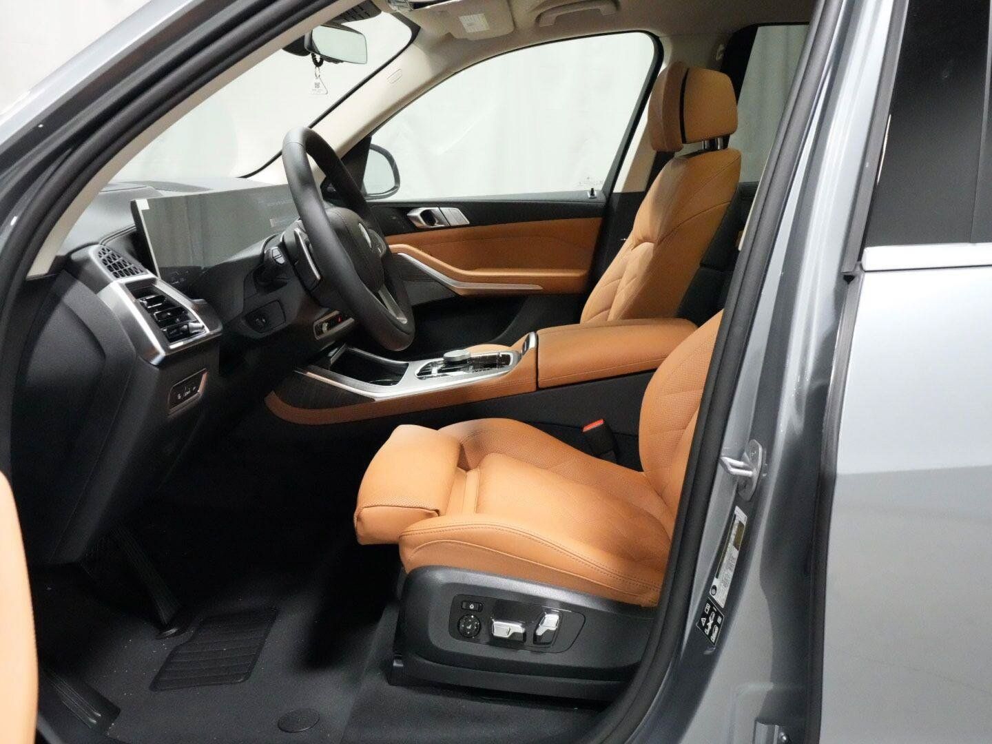 Used 2027 BMW X7 xDrive40i w/ Premium Package AWD/4WD image 2