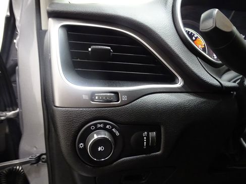 Used 2019 Jeep Cherokee Latitude w/ Popular Appearance Group image 18