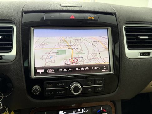 Used 2012 Volkswagen Touareg VR6 image 31