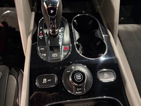 Used 2022 Bentley Bentayga AWD/4WD image 23