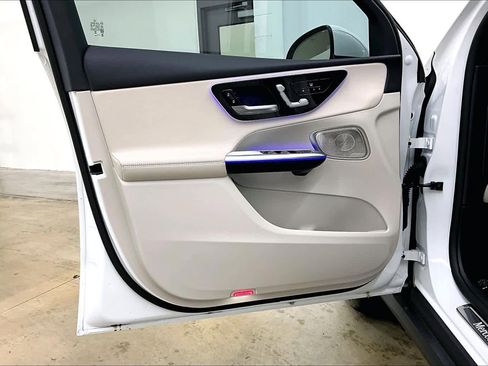 Used 2025 Mercedes-Benz GLC 300 4MATIC image 26