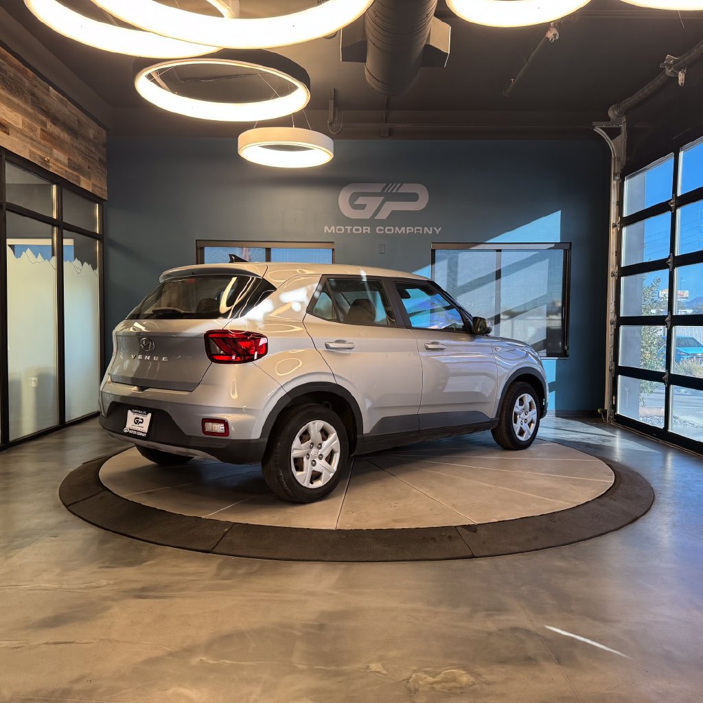 Used 2020 Hyundai Venue SE FWD image 3