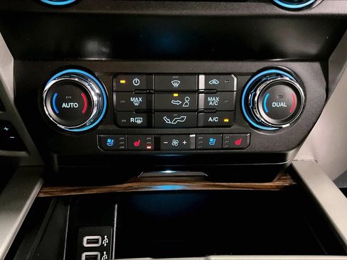 Used 2020 Ford F150 Lariat image 34