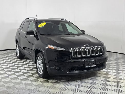 Used 2017 Jeep Cherokee Latitude FWD image 3