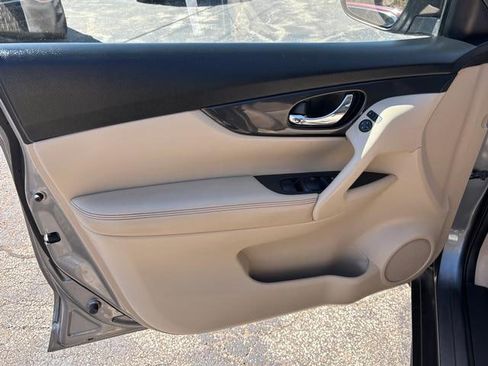 Used 2017 Nissan Rogue S w/ S Appearance Package FWD image 10