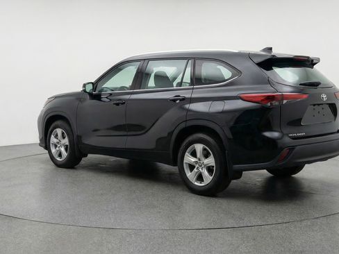 Used 2025 Toyota Highlander LE image 6