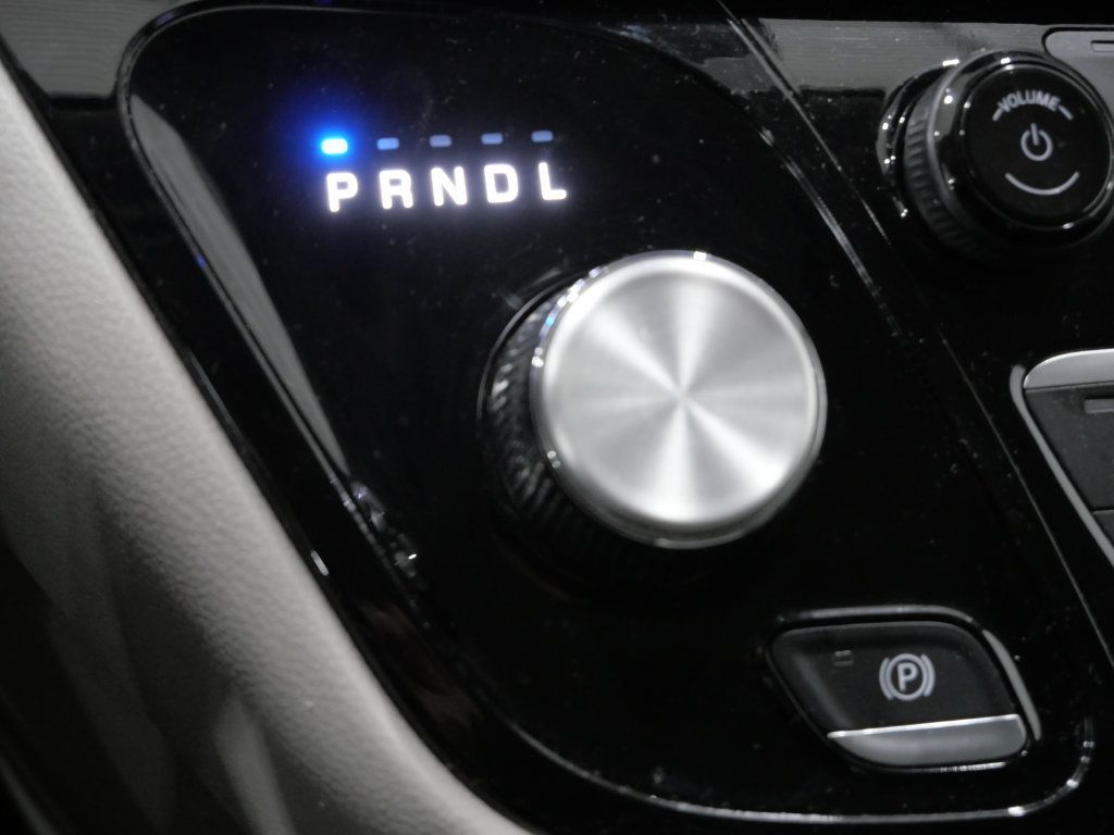 Used 2024 Chrysler Pacifica Touring-L FWD image 22