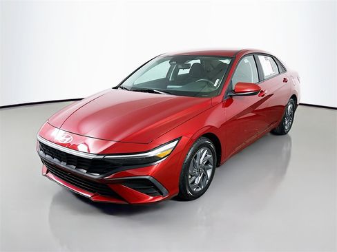 Used 2024 Hyundai Elantra SEL image 3