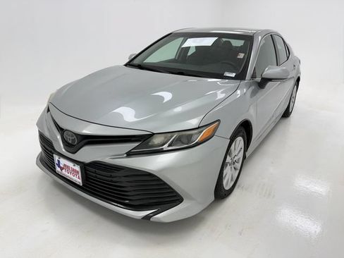 Used 2019 Toyota Camry LE w/ Convenience Package FWD image 4