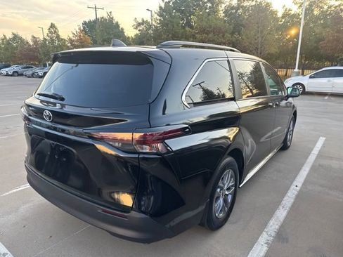 Used 2026 Toyota Sienna LE FWD image 3