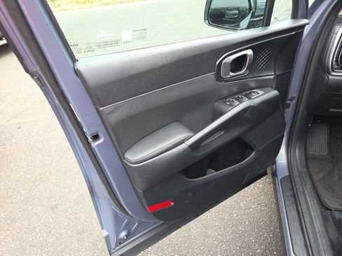 Used 2025 Kia Sorento LX image 8