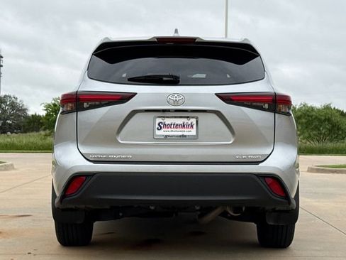 Used 2024 Toyota Highlander XLE AWD/4WD image 7