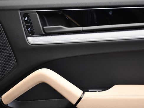 Certified 2025 Porsche Cayenne E-Hybrid Coupe AWD/4WD image 55