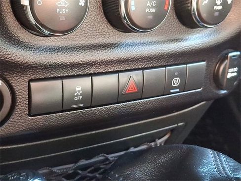 Used 2018 Jeep Wrangler Unlimited Sahara w/ Connectivity Group image 18