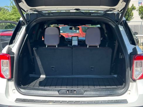 Used 2020 Ford Explorer Platinum w/ Premium Technology Package AWD/4WD image 16