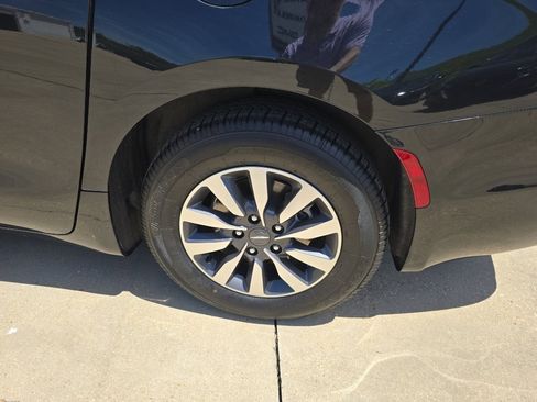 Used 2024 Chrysler Pacifica Limited FWD image 11