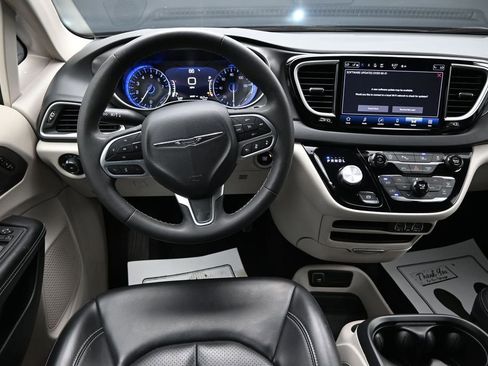 Used 2023 Chrysler Pacifica Touring-L FWD image 13
