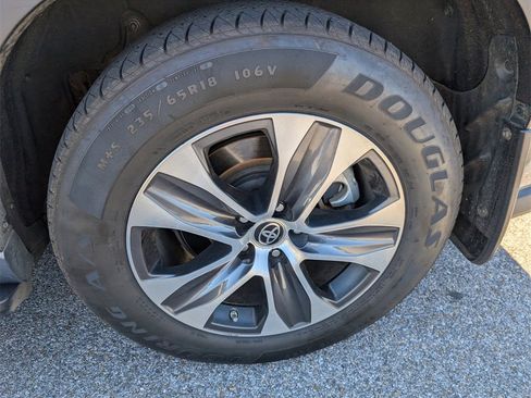 Used 2022 Toyota Highlander XLE image 31