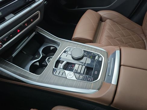 Used 2024 BMW X7 xDrive40i w/ M Sport Package image 26