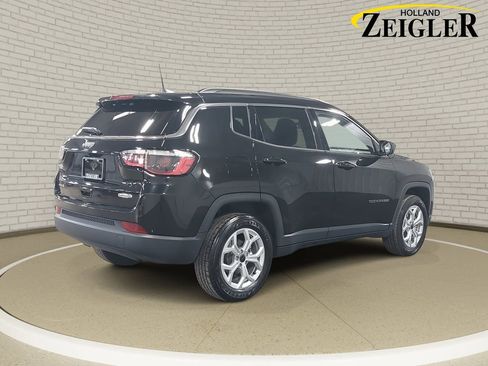 Used 2025 Jeep Compass Latitude AWD/4WD image 5