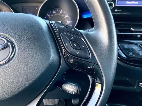 Used 2022 Toyota C-HR XLE image 23