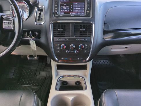 Used 2017 Dodge Grand Caravan SXT image 19