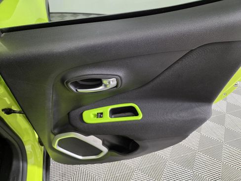 Used 2018 Jeep Renegade Latitude w/ Cold Weather Group image 21