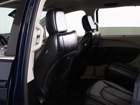 Used 2023 Chrysler Pacifica Touring-L FWD image 25