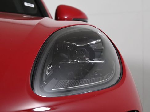 Used 2026 Porsche Macan AWD/4WD image 11