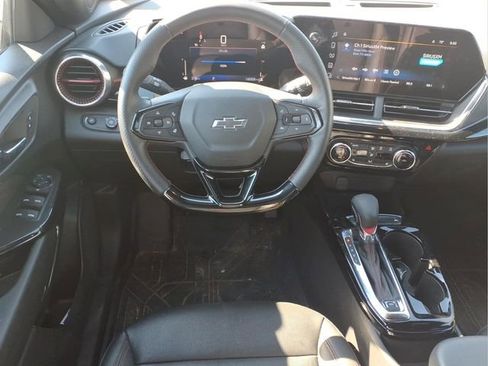 Used 2025 Chevrolet Trax RS FWD image 6
