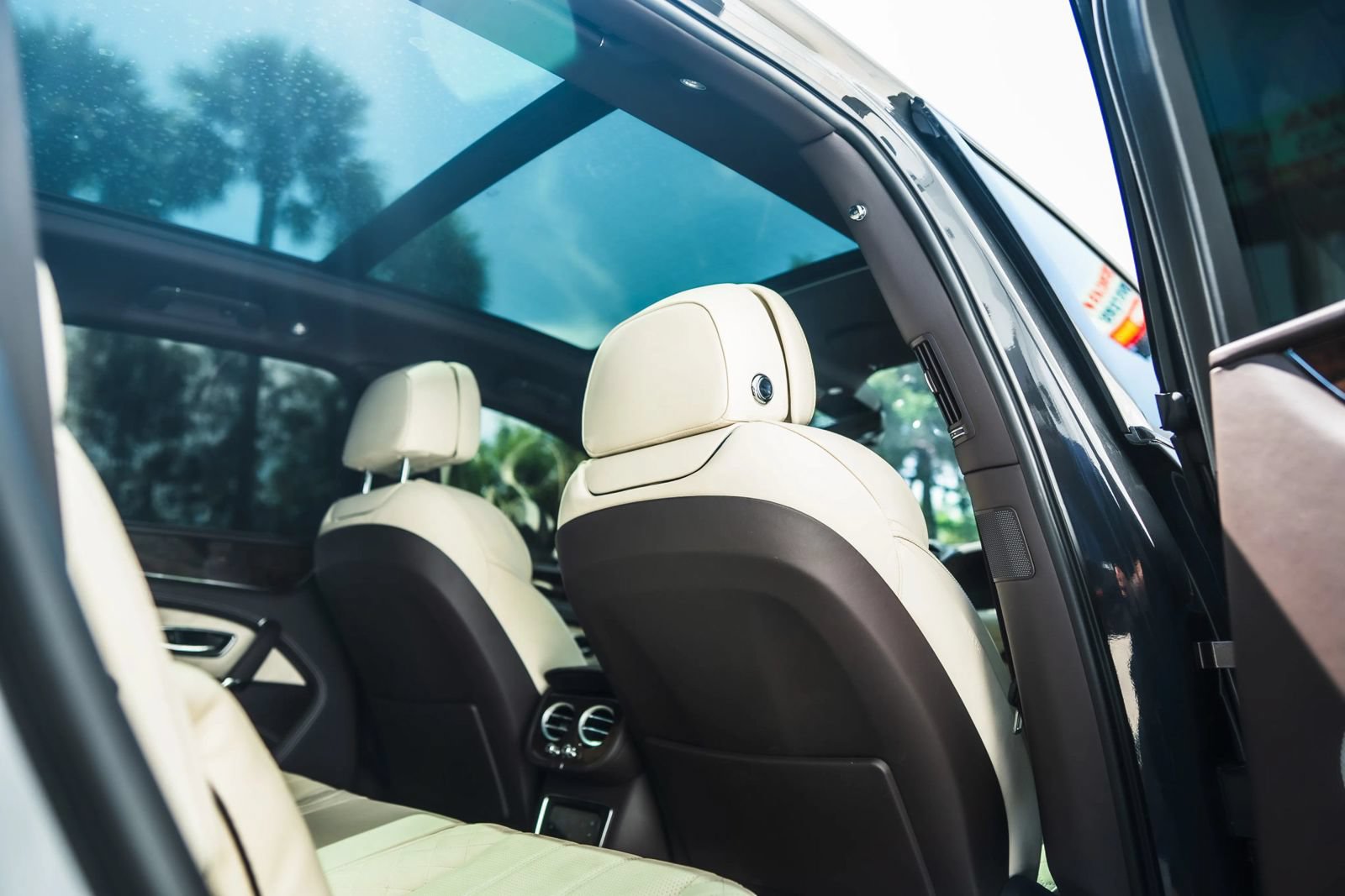 Used 2018 Bentley Bentayga AWD/4WD image 25
