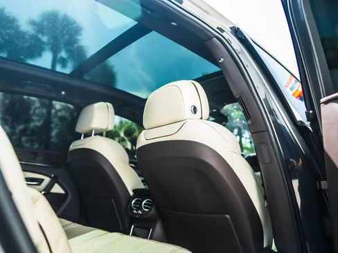 Used 2018 Bentley Bentayga AWD/4WD image 25