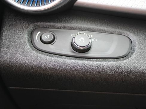 Used 2025 Chevrolet Trax LT image 39