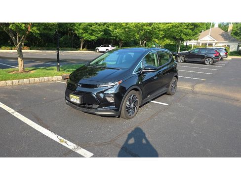Used 2023 Chevrolet Bolt LT w/ Infotainment Package FWD image 1