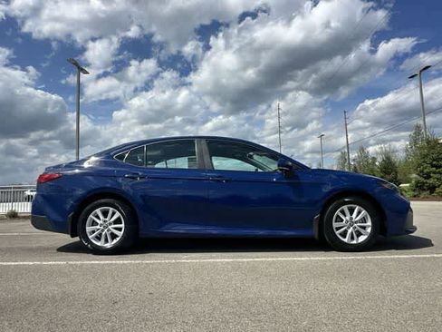 Used 2025 Toyota Camry LE image 3