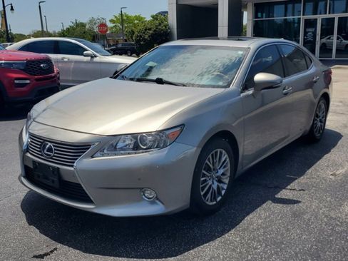 Used 2015 Lexus ES 300h w/ Navigation System Package FWD image 3
