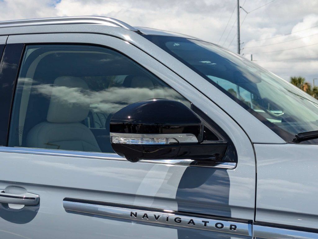 New 2027 Lincoln Navigator Premiere RWD image 12