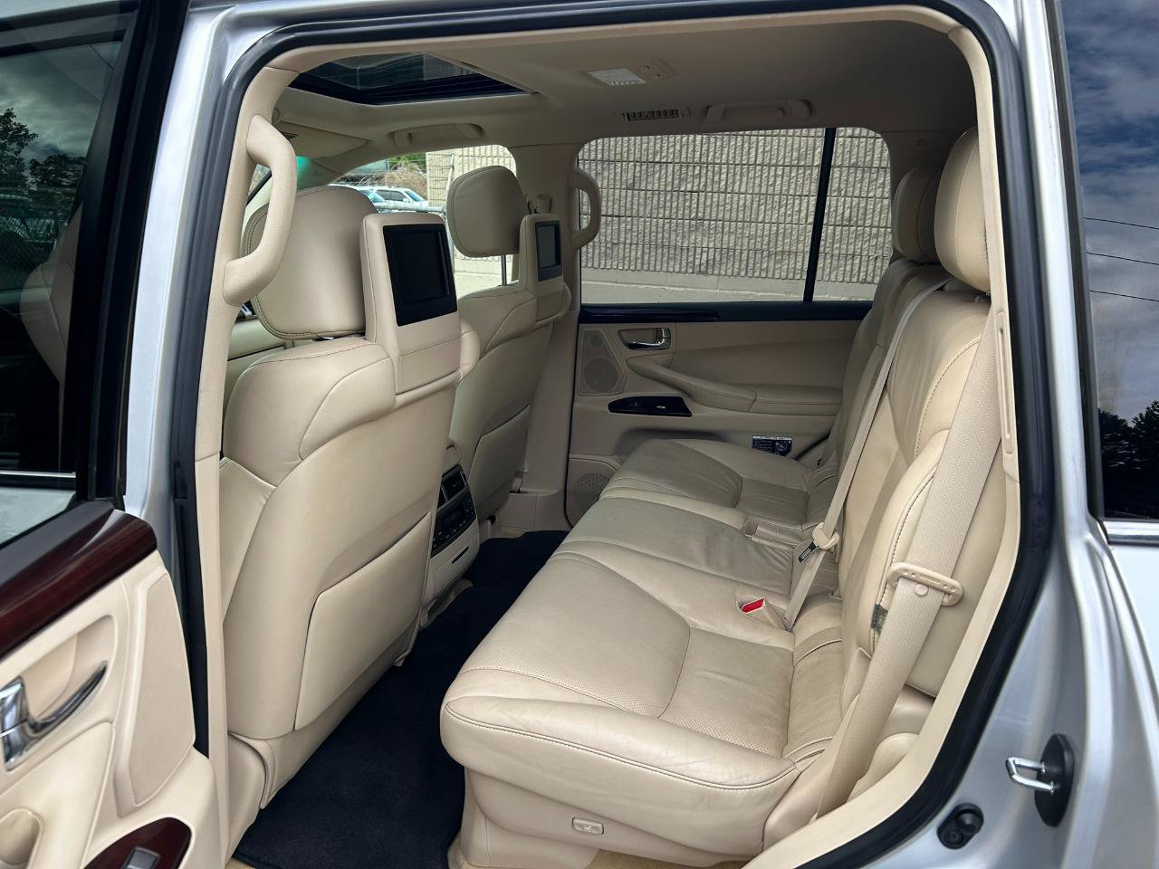 Used 2013 Lexus LX 570 4WD w/ Luxury Pkg image 14