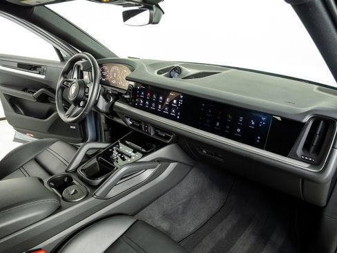 Certified 2025 Porsche Cayenne Coupe image 25