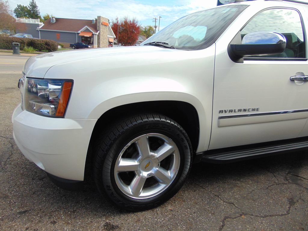 Used 2010 Chevrolet Avalanche LTZ AWD/4WD image 12