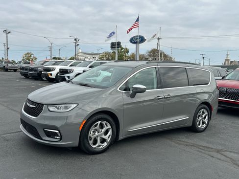 Used 2022 Chrysler Pacifica Limited image 2