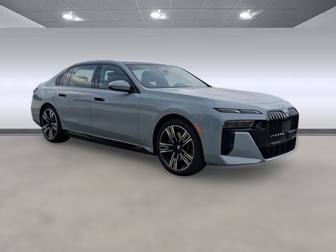 New 2026 BMW 750e xDrive image 7