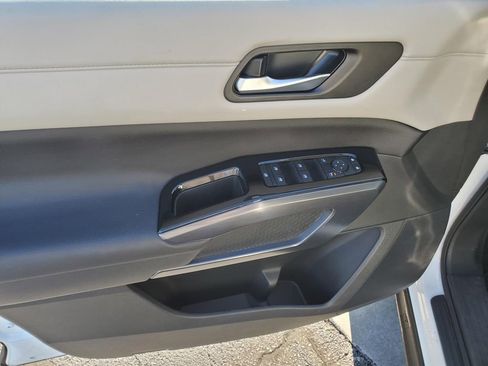 Used 2025 Nissan Pathfinder SL image 21