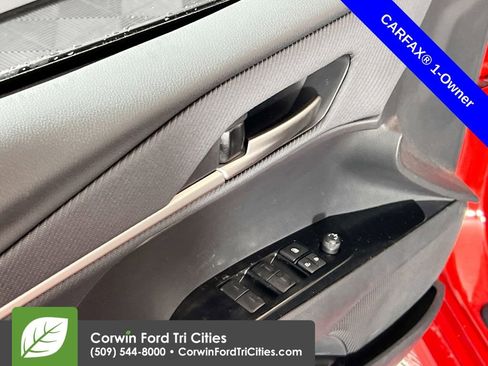 Used 2025 Toyota Camry SE image 12